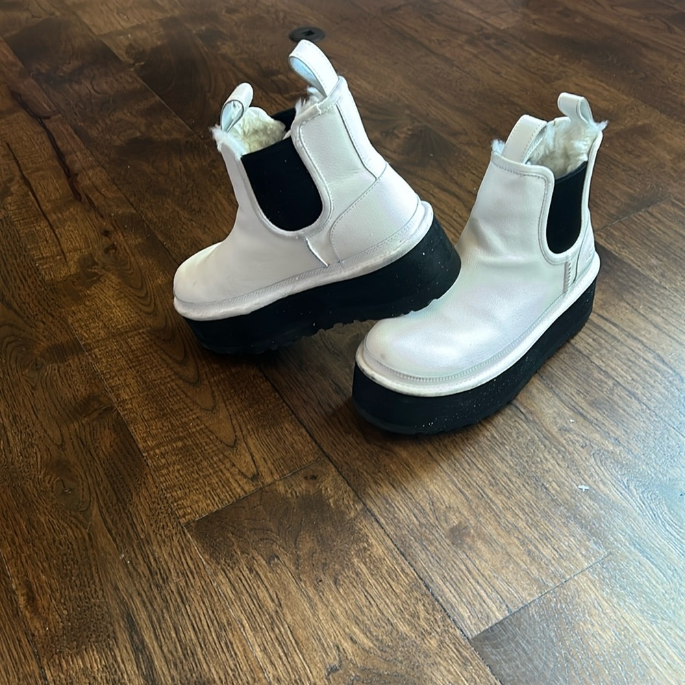 UGG Ladies Neumel Platform. Chelsea  Boots